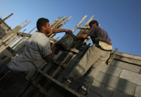 Les hommes s'emploient à reconstruire mais les matériaux arrivent au compte goutte freinés par le blocus