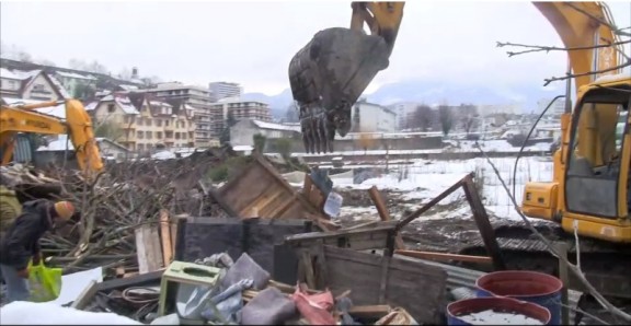 Démolition des abris de jardin et du matériel de jardinage des occupants